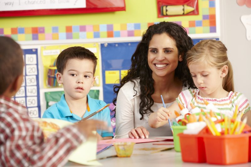 Grupo de Niños Pintando Grupo de niños de edad escolar pintando con su maestra