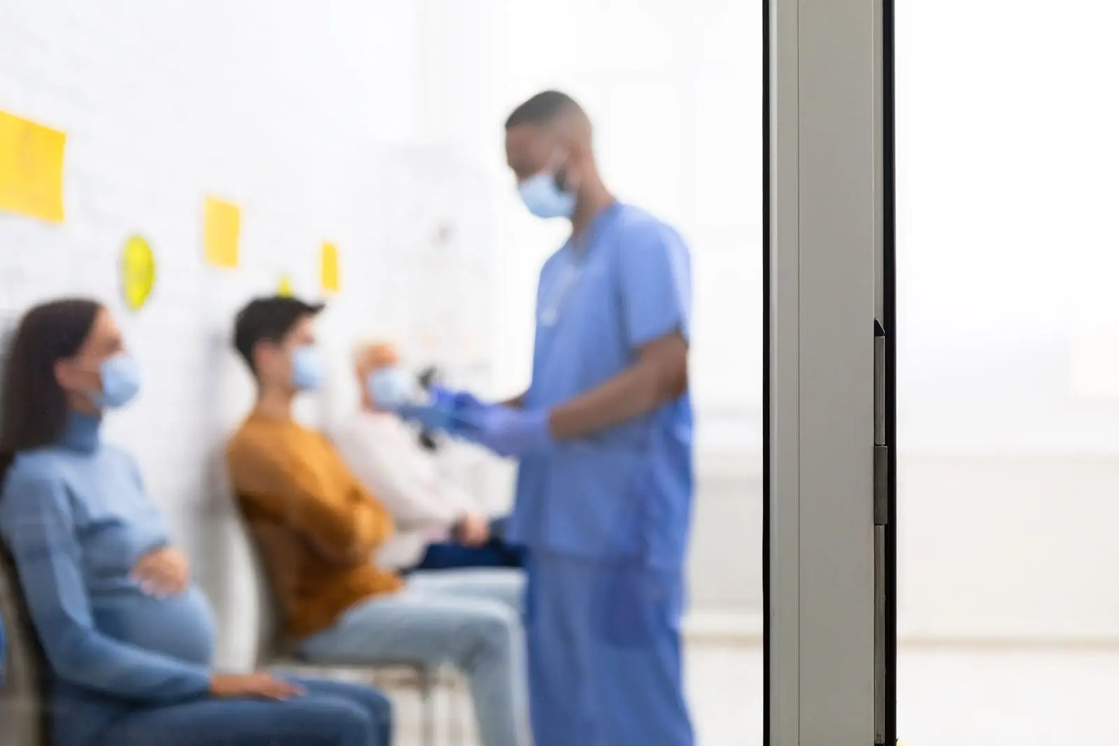 covid-19-patients-talking-with-doctor-in-hospital-5NDX3MM-1
