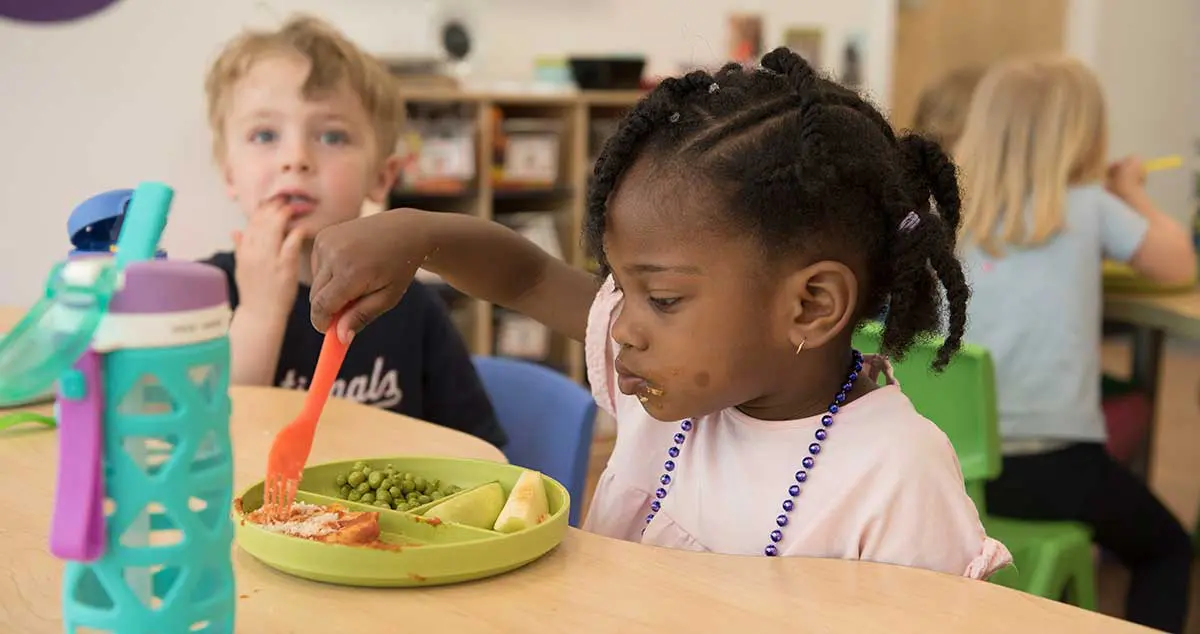 young-girl-eating-lunch