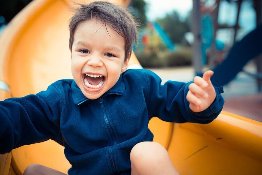 Niño en un Tobogán Niño en un Tobogán