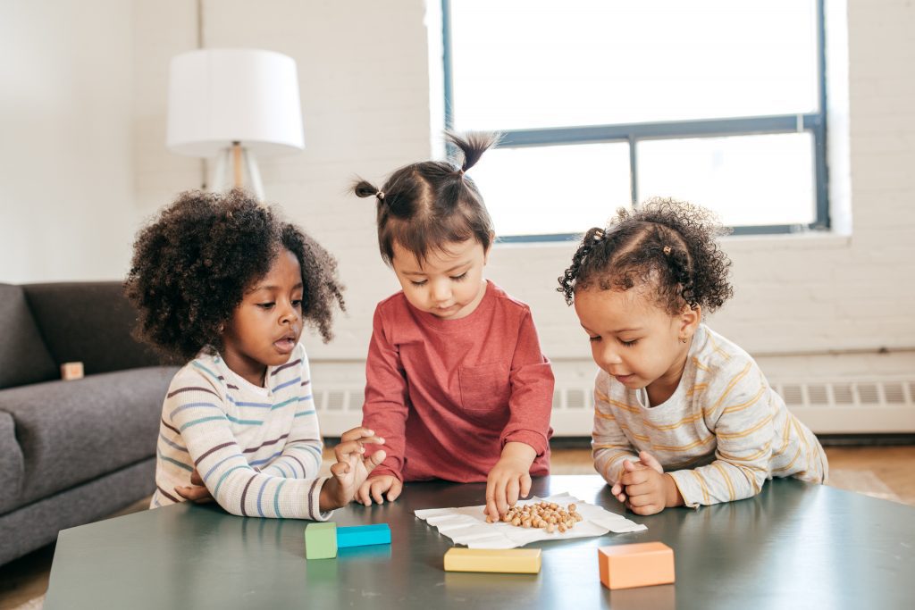 Niños pequeños jugando