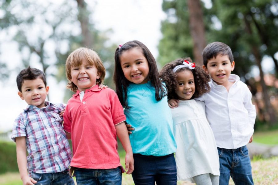 Regulaciones de Cuidado de Niños Niños sonriendo
