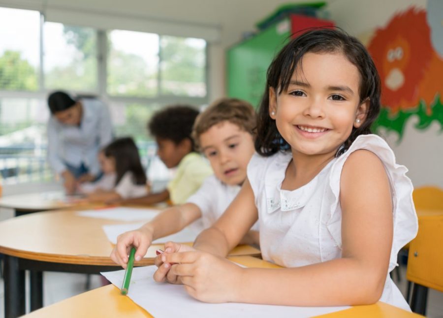 Niña sonriendo en la escuela