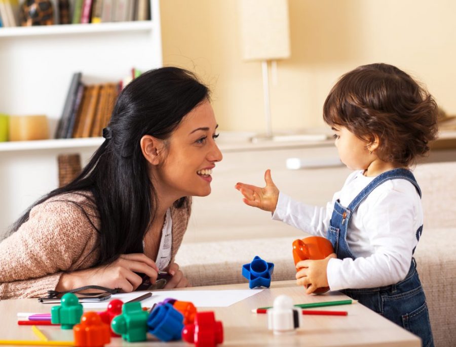 Tipos de Cuidado de Niños Cuidadora y niña jugando