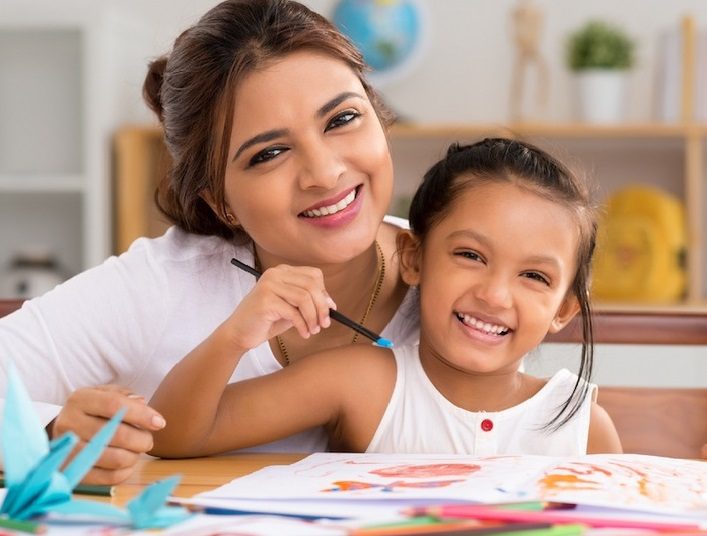 Eligiendo Cuidado de Niños de Calidad Maestra y niña pintando